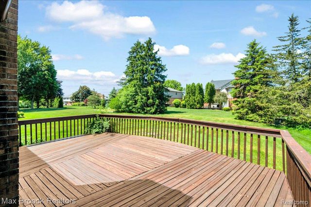 217 Stonetree Circle, Rochester Hills, MI 48309