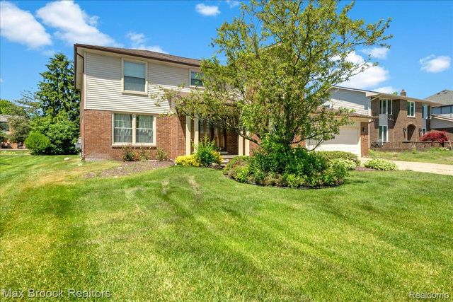 217 Stonetree Circle, Rochester Hills, MI 48309