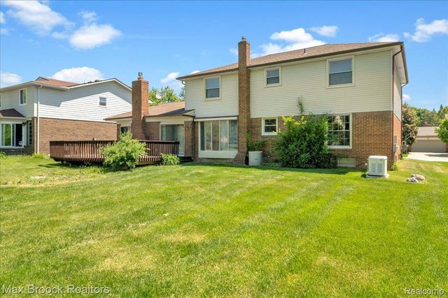 217 Stonetree Circle, Rochester Hills, MI 48309