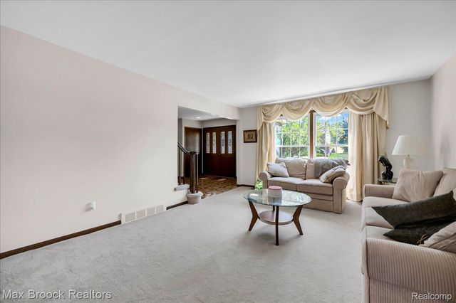 217 Stonetree Circle, Rochester Hills, MI 48309