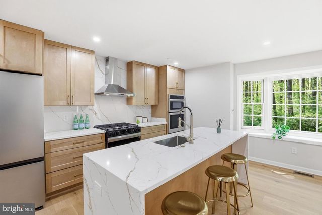 12136 WESTWOOD HILLS DR, Herndon, VA 20171