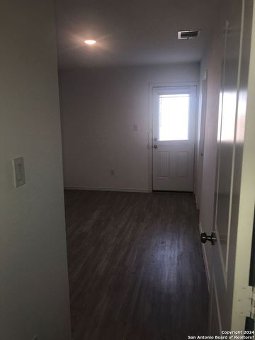7410 SILOS RDG, San Antonio, TX 78252