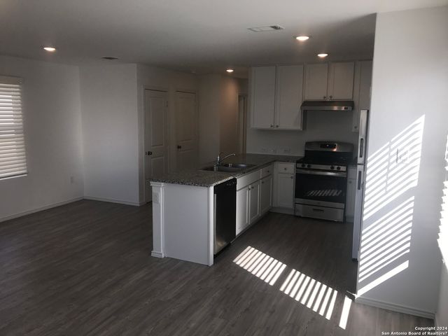 7410 SILOS RDG, San Antonio, TX 78252