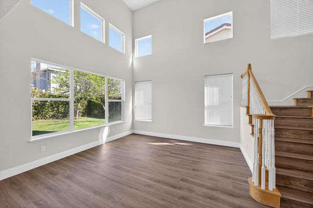 9953 W Taron Dr, Elk Grove, CA 95757