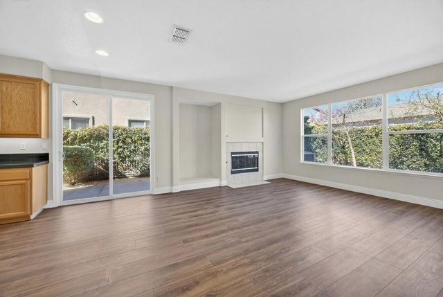 9953 W Taron Dr, Elk Grove, CA 95757