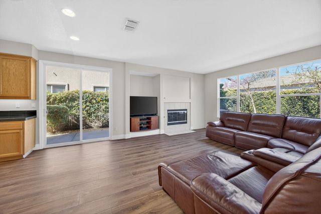 9953 W Taron Dr, Elk Grove, CA 95757