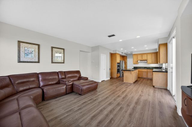 9953 W Taron Dr, Elk Grove, CA 95757