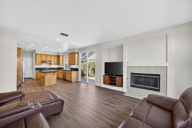 9953 W Taron Dr, Elk Grove, CA 95757