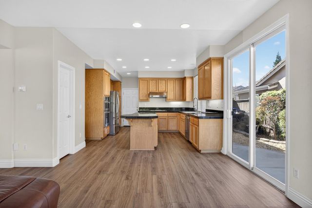 9953 W Taron Dr, Elk Grove, CA 95757