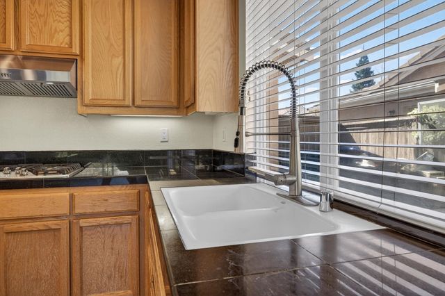 9953 W Taron Dr, Elk Grove, CA 95757