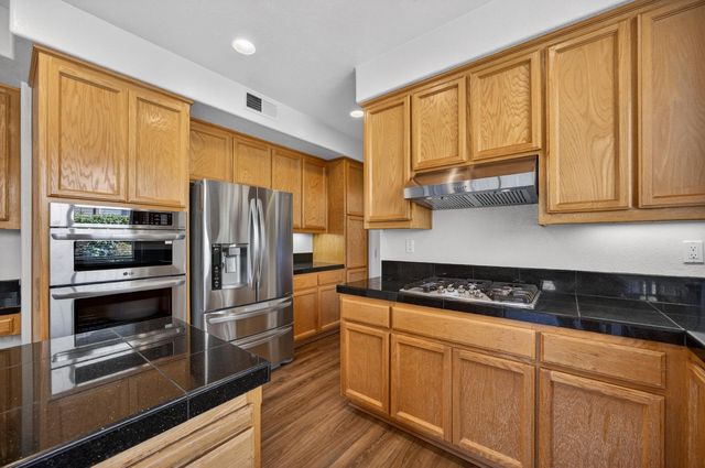 9953 W Taron Dr, Elk Grove, CA 95757