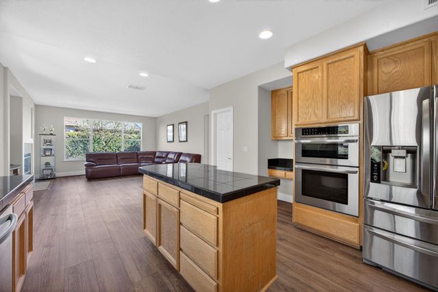 9953 W Taron Dr, Elk Grove, CA 95757