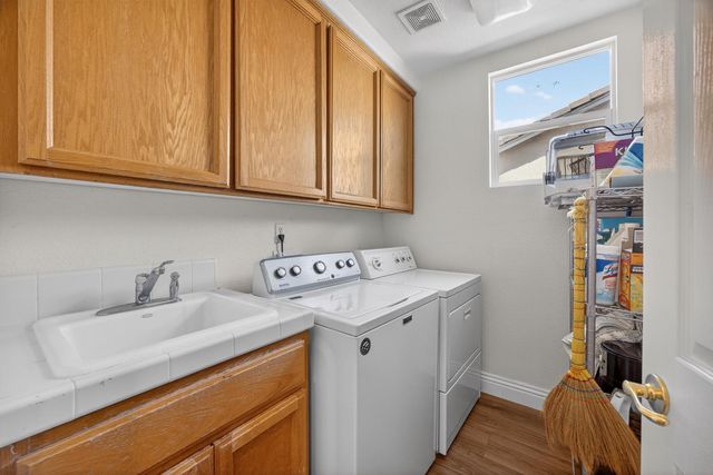 9953 W Taron Dr, Elk Grove, CA 95757