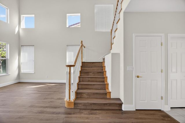 9953 W Taron Dr, Elk Grove, CA 95757