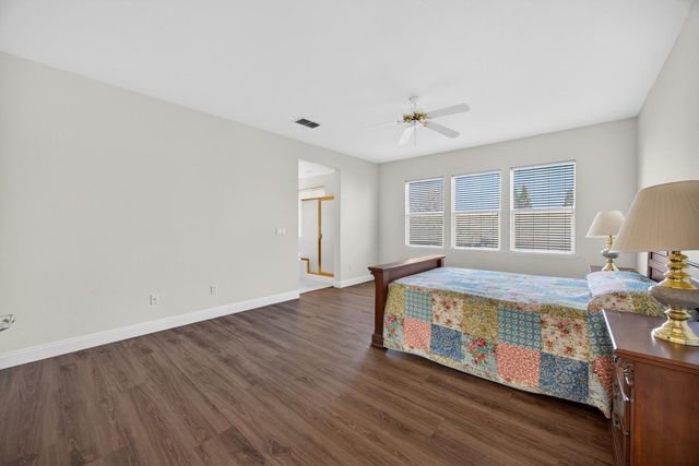 9953 W Taron Dr, Elk Grove, CA 95757