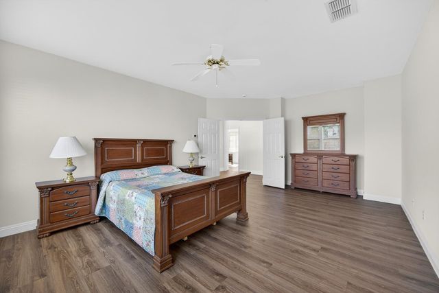 9953 W Taron Dr, Elk Grove, CA 95757