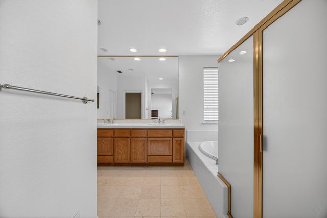 9953 W Taron Dr, Elk Grove, CA 95757