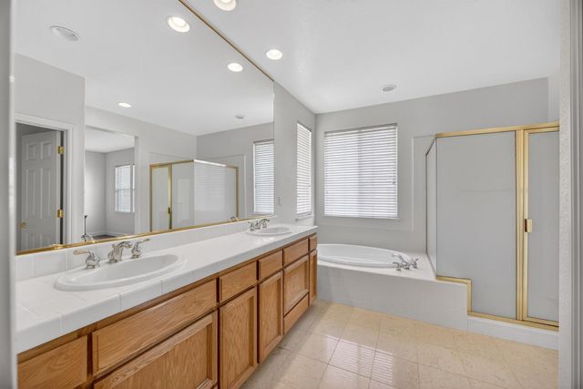 9953 W Taron Dr, Elk Grove, CA 95757