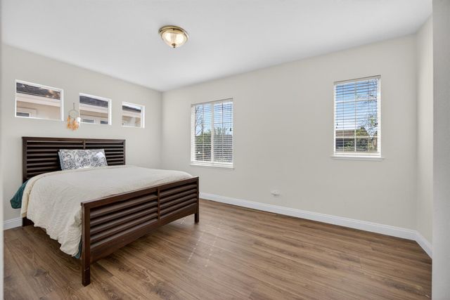 9953 W Taron Dr, Elk Grove, CA 95757