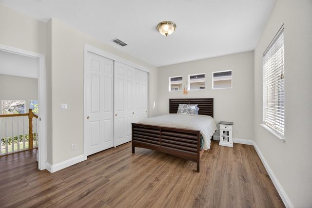 9953 W Taron Dr, Elk Grove, CA 95757