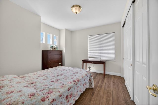 9953 W Taron Dr, Elk Grove, CA 95757