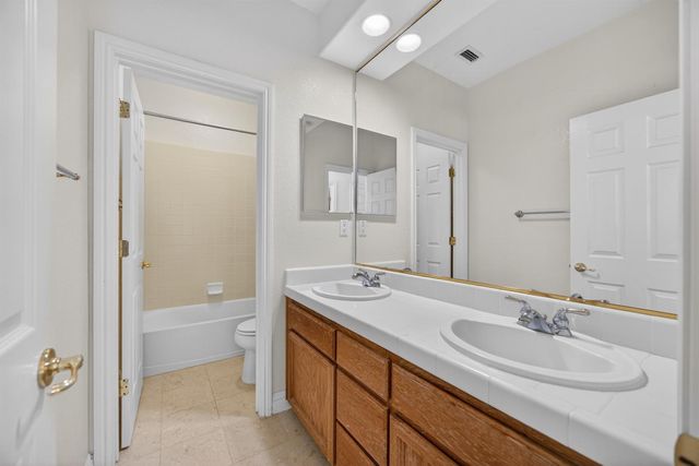 9953 W Taron Dr, Elk Grove, CA 95757