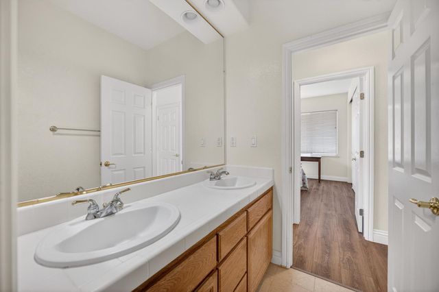 9953 W Taron Dr, Elk Grove, CA 95757