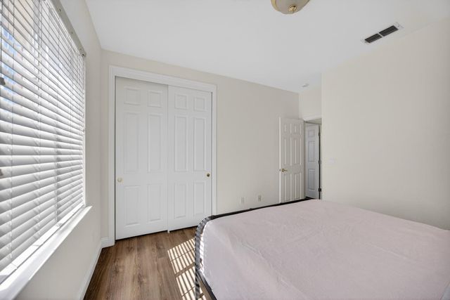 9953 W Taron Dr, Elk Grove, CA 95757