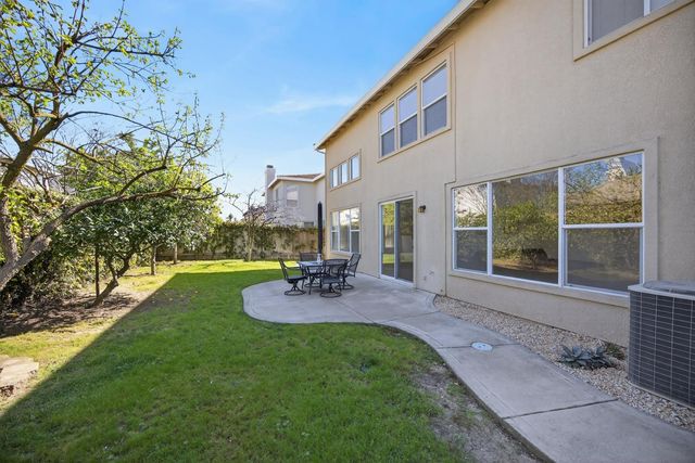 9953 W Taron Dr, Elk Grove, CA 95757