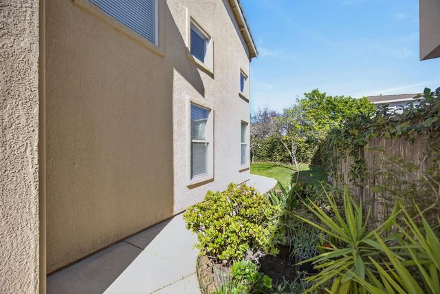 9953 W Taron Dr, Elk Grove, CA 95757