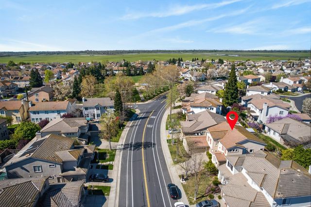 9953 W Taron Dr, Elk Grove, CA 95757