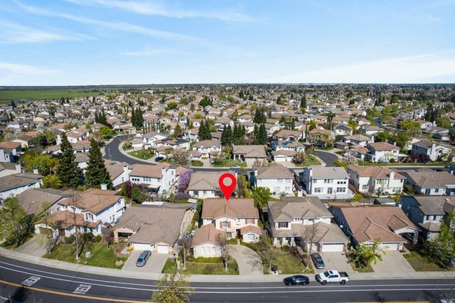 9953 W Taron Dr, Elk Grove, CA 95757