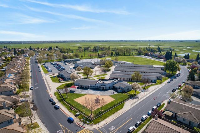 9953 W Taron Dr, Elk Grove, CA 95757