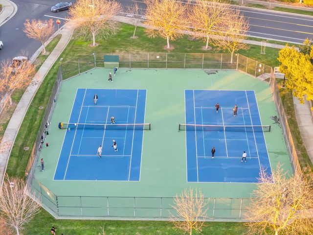 9953 W Taron Dr, Elk Grove, CA 95757