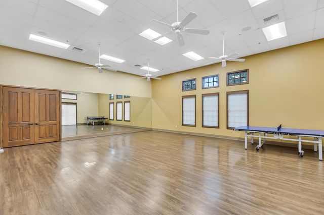 9953 W Taron Dr, Elk Grove, CA 95757