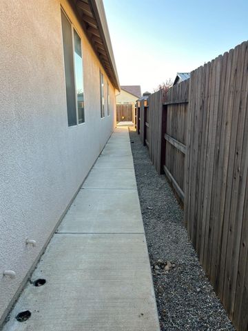 1816 E Knights Ferry Dr, Plumas Lake, CA 95961