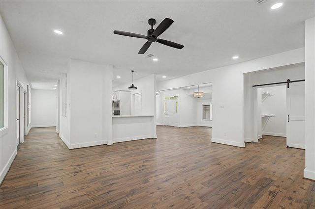 83 Dahlia Road, Huntsville, TX 77320