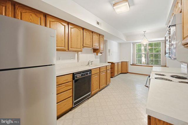 5 PRINCE ANDREW CT, Marlton, NJ 08053