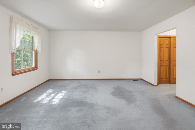 5 PRINCE ANDREW CT, Marlton, NJ 08053