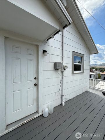 12 Dewberry Avenue W, Omak, WA 98841