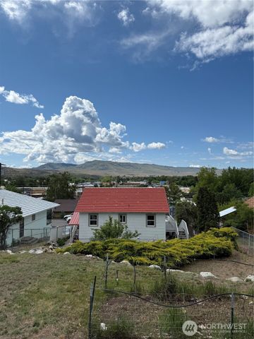 12 Dewberry Avenue W, Omak, WA 98841