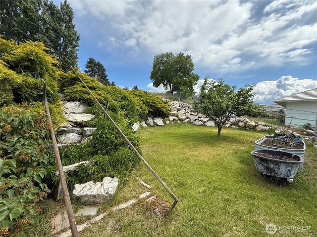 12 Dewberry Avenue W, Omak, WA 98841