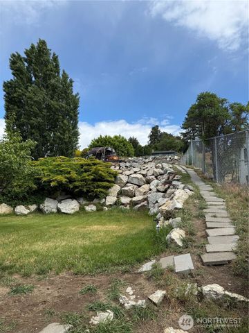 12 Dewberry Avenue W, Omak, WA 98841