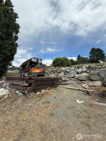 12 Dewberry Avenue W, Omak, WA 98841