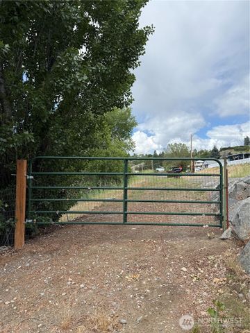 12 Dewberry Avenue W, Omak, WA 98841