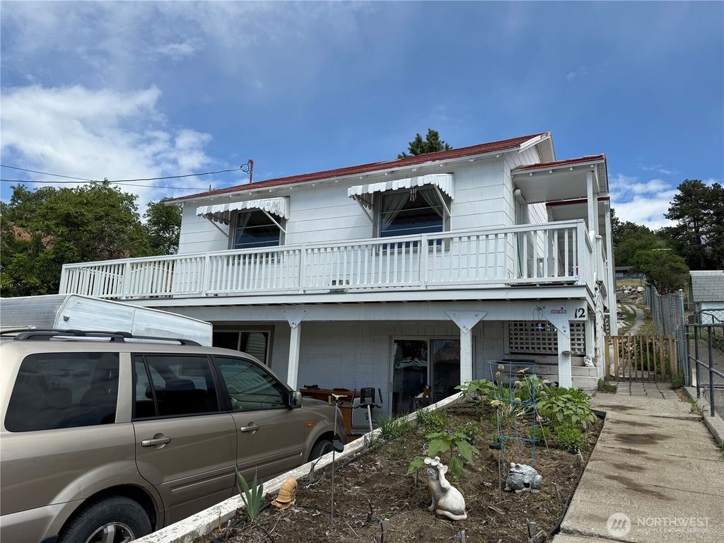 12 Dewberry Avenue W, Omak, WA 98841