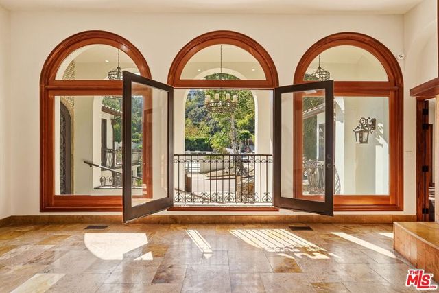 1260 Roscomare Road, Los Angeles, CA 90077