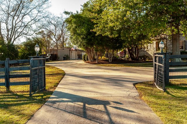 1745 Saundersville Rd, Hendersonville, TN 37075