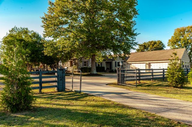 1745 Saundersville Rd, Hendersonville, TN 37075