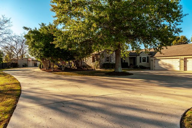 1745 Saundersville Rd, Hendersonville, TN 37075